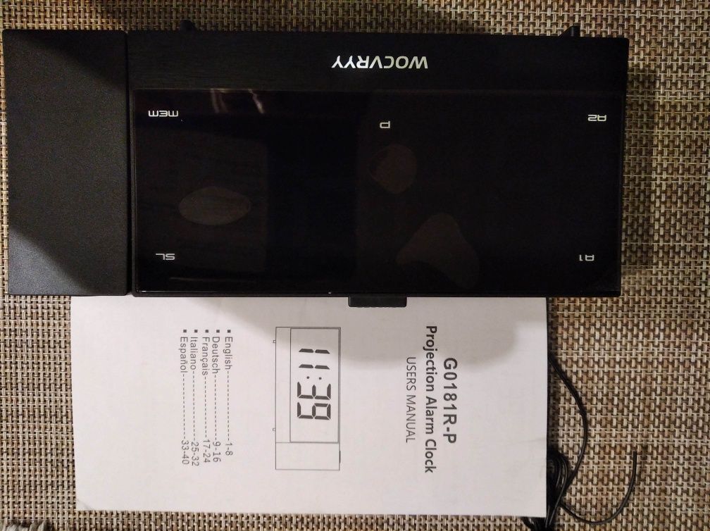 Zegar elektroniczny z projektorem i radiem