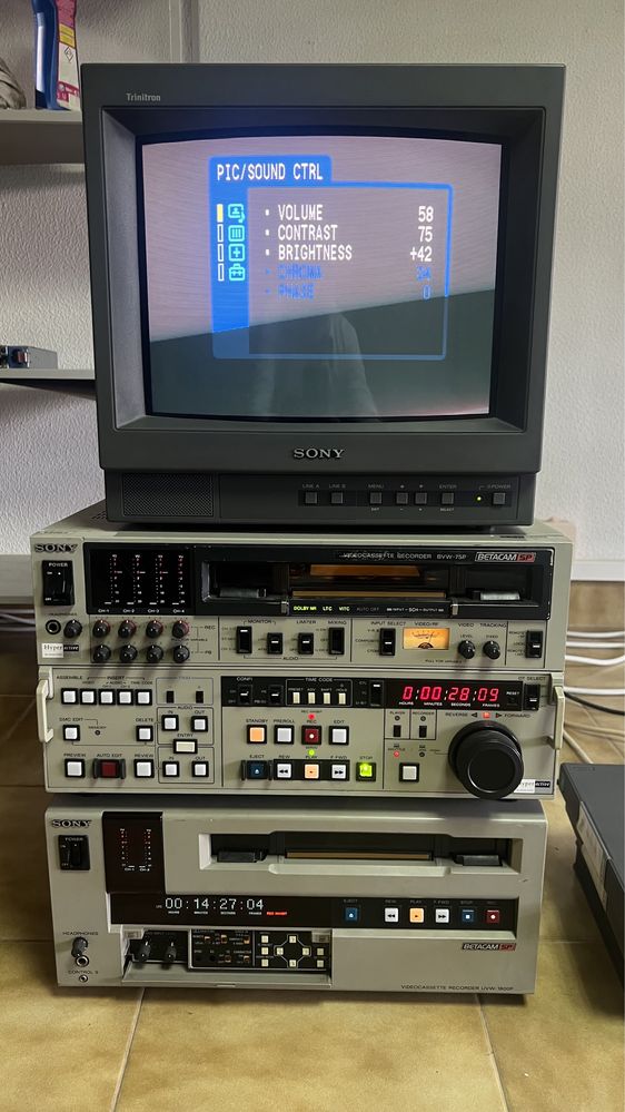 2 Videogravadores Sony BETACAM SP profissionais e Monitor Trinitron