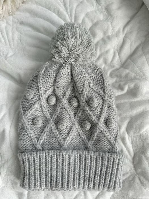 Ciepla damska szara czapka z pomponem