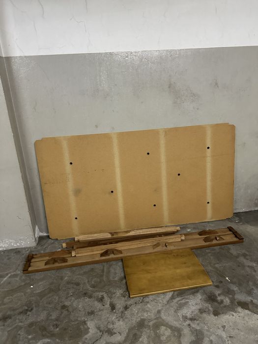 Cama de madeira, colchão e mesinha de cabeceira