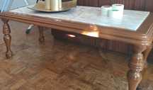 Mesa de centro em bom estado, tampo em mármore.