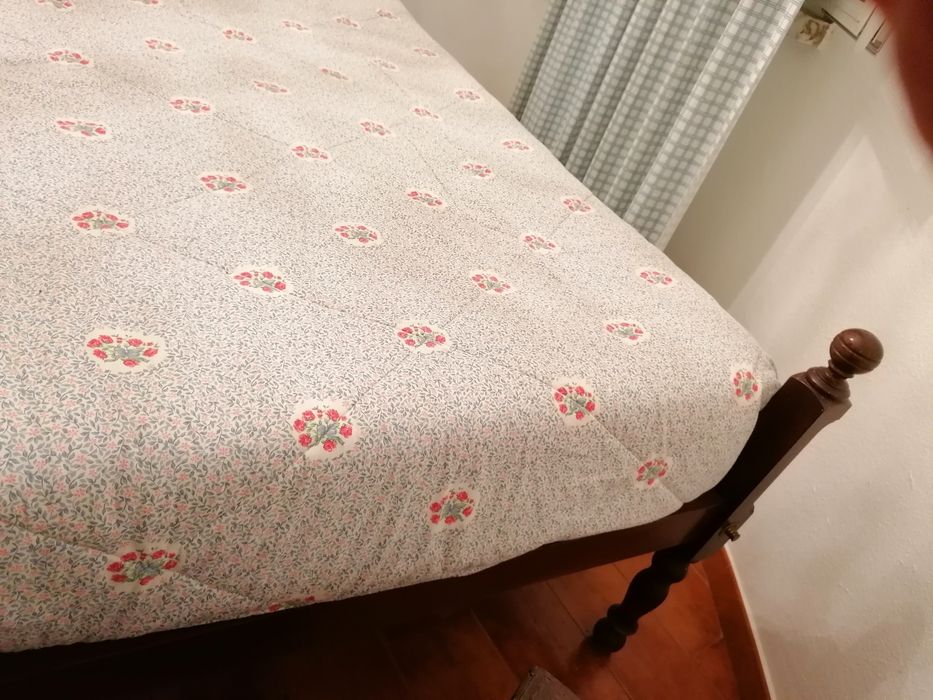 Cama de madeira. Design clássico