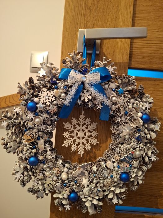 Wianek zimowy na drzwi