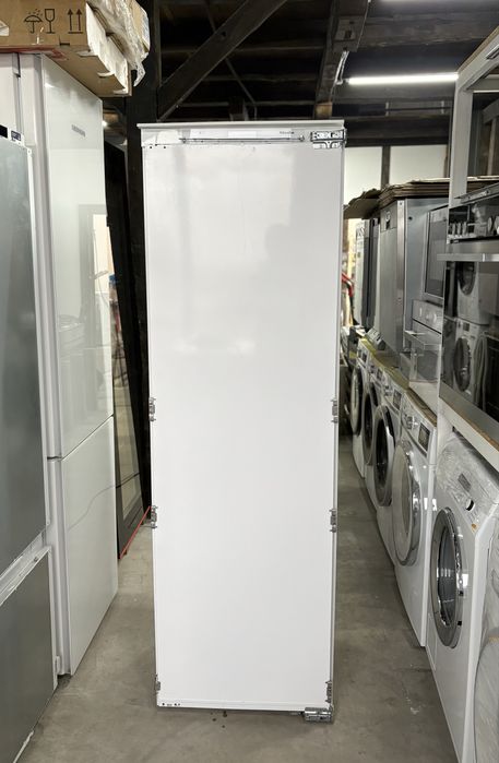 Miele K 37682 iDF — вбудований холодильник з морозильною камерою