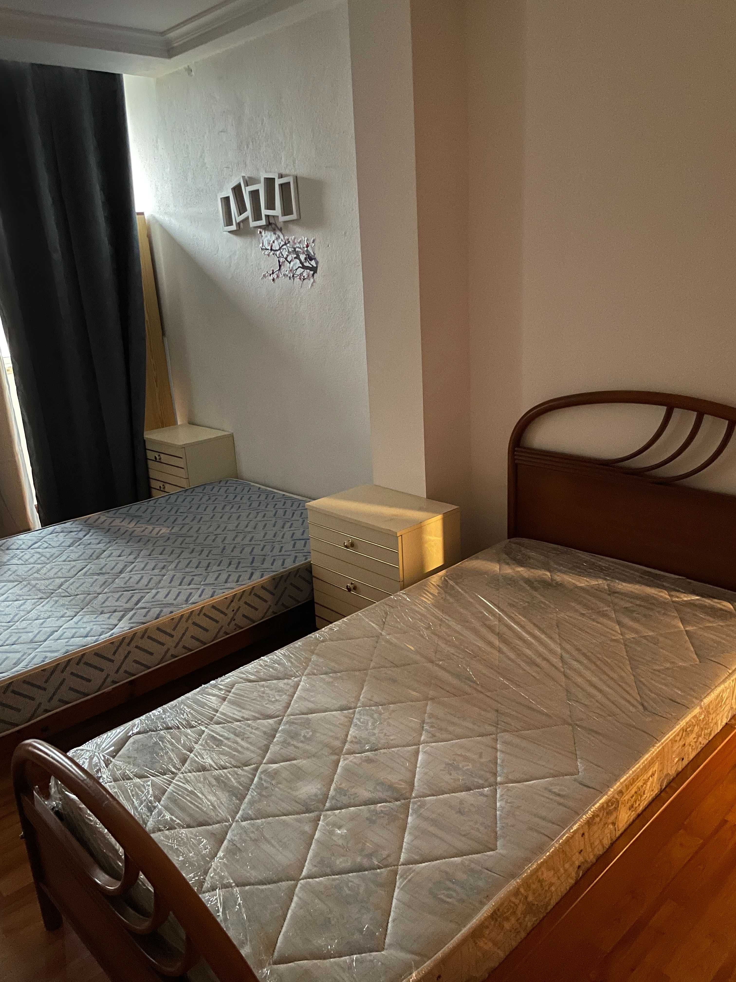 Cama com colchão em excelente estado