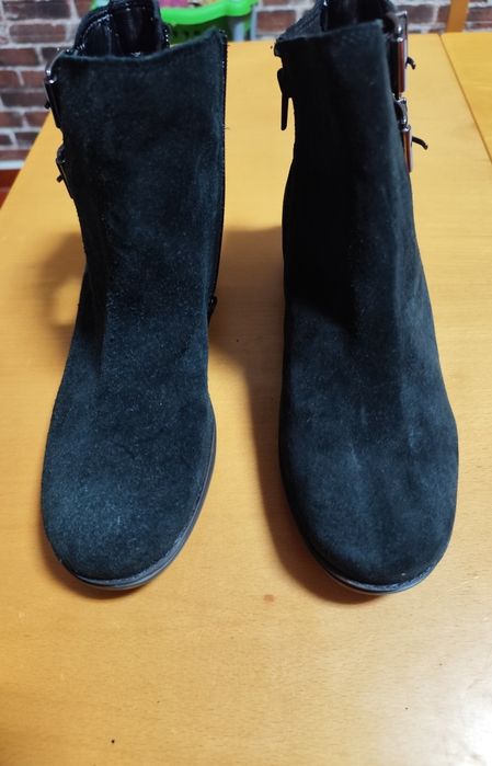 Par de botas de camurça pretas Arezzo