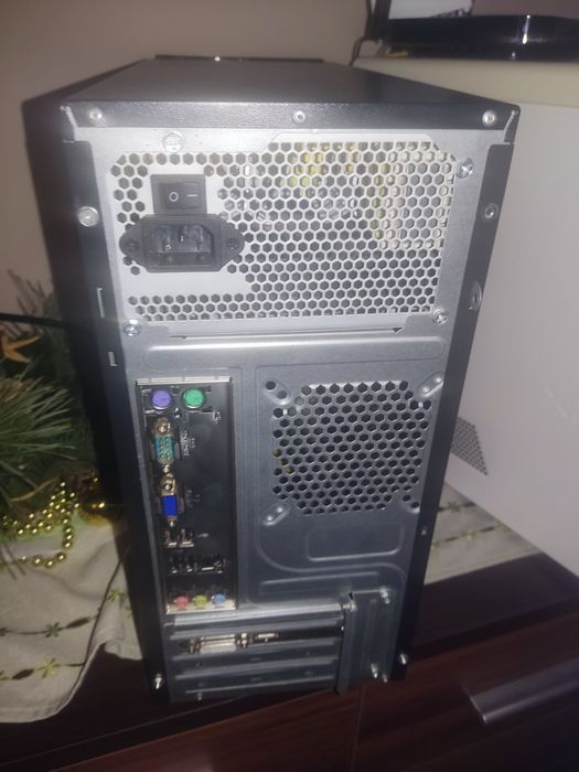 Komputer Stacjonarny AMD FX-6300 4.10GHz x6/4GB/500GB/HDMI/WIN 10