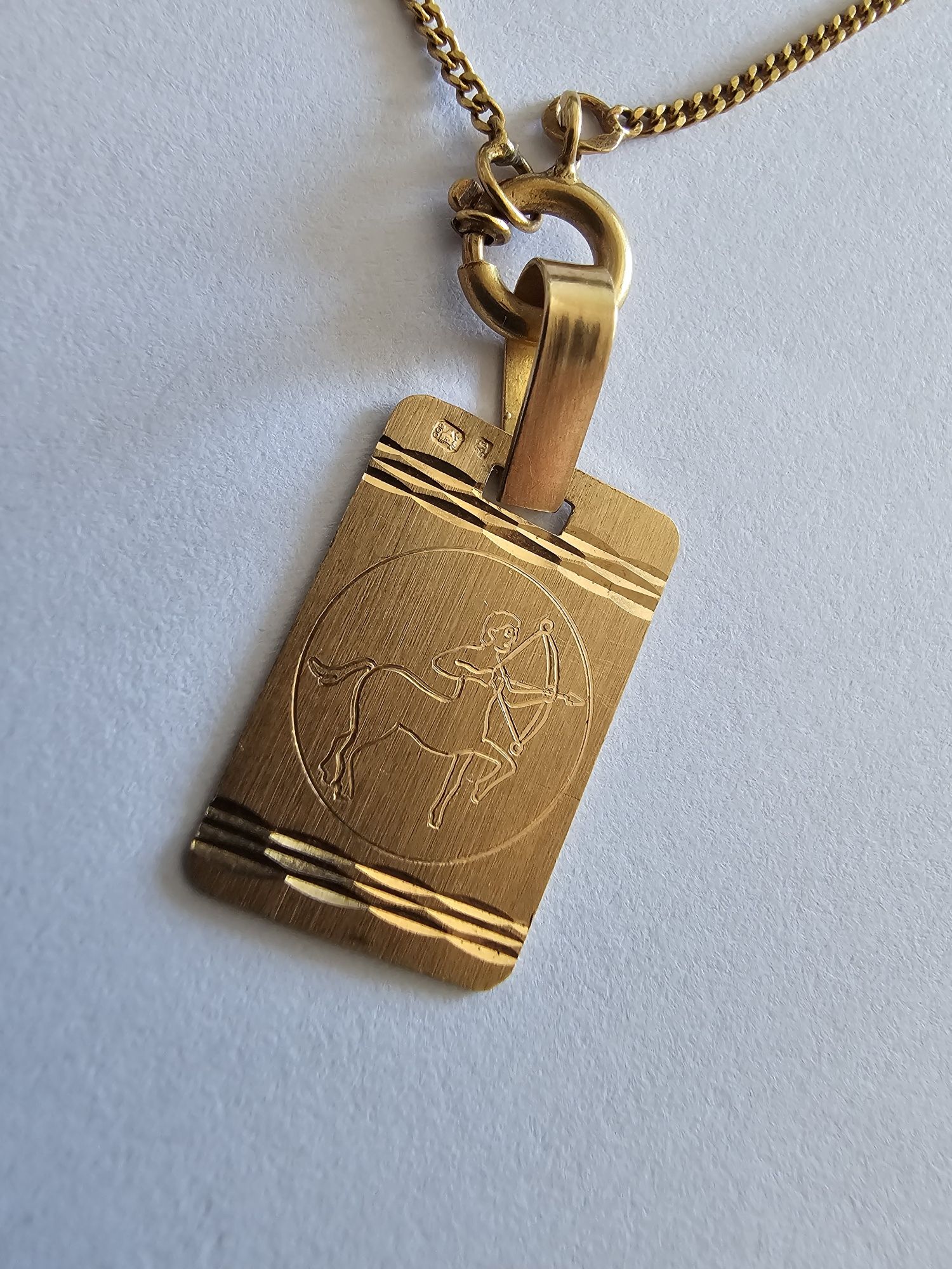 Fio com pendente ouro