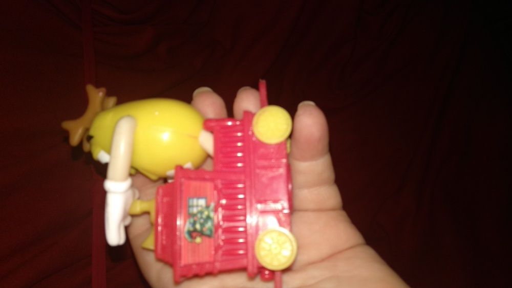 игрушка пластик желтый ммдмс на машине M&M's машинка
