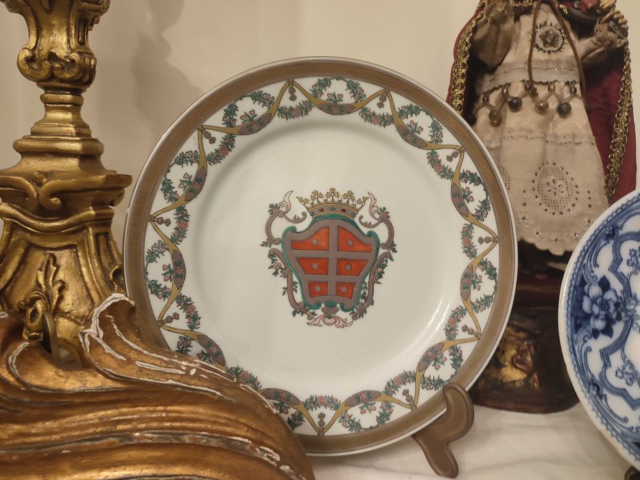 Prato decorativo com brasão