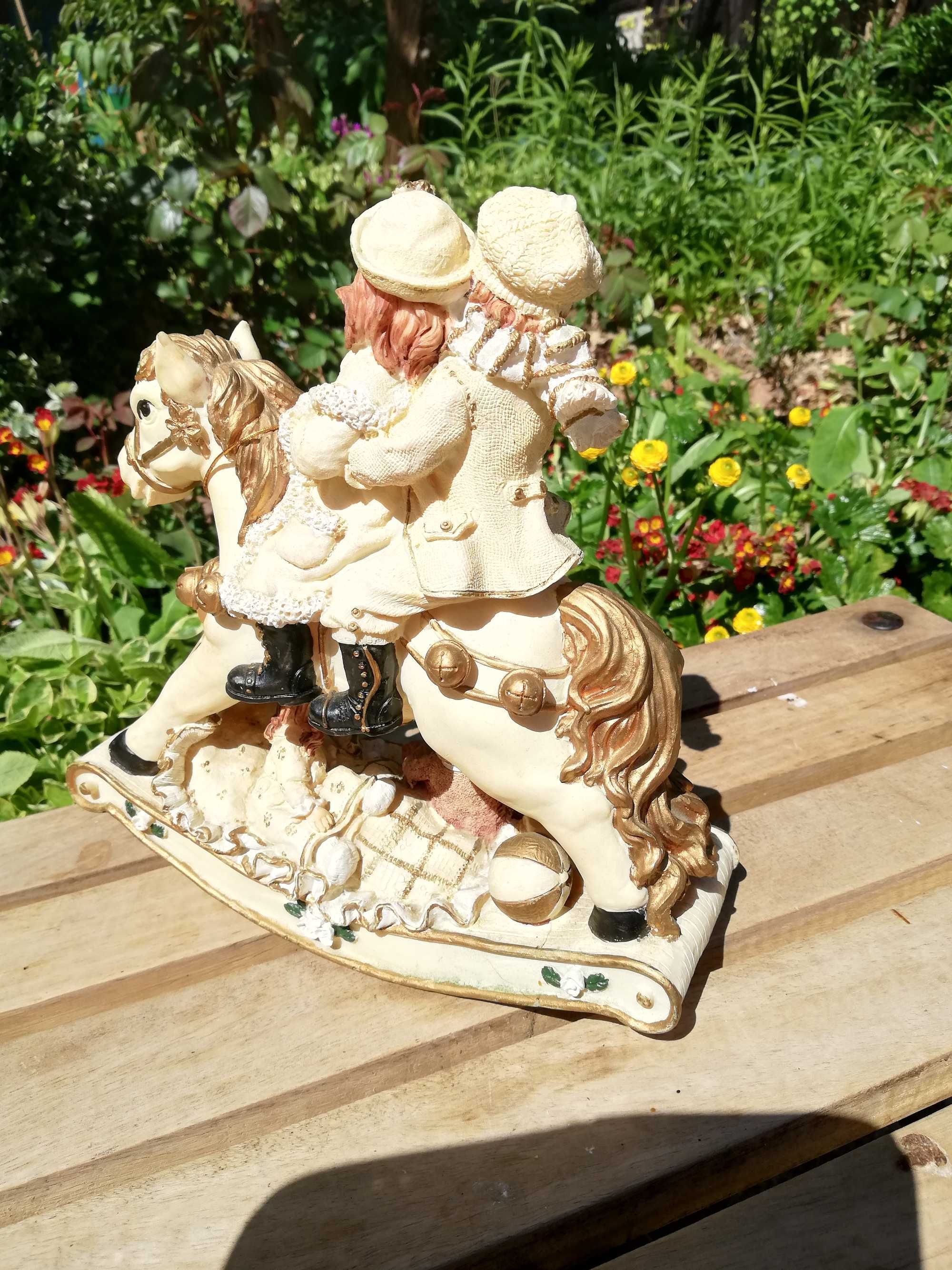 Świąteczna Figurka ceramiczna z pozytywką Regency Fine Arts