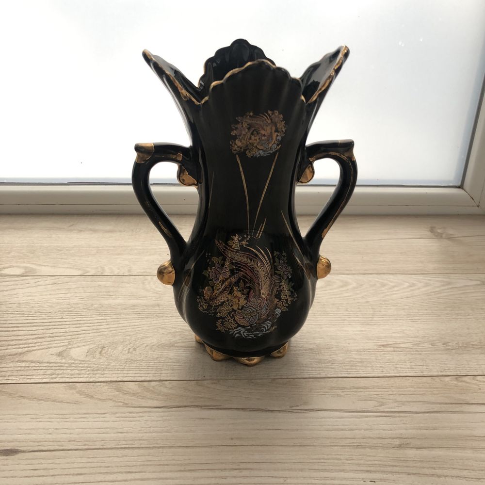 Ефектна чорна ваза