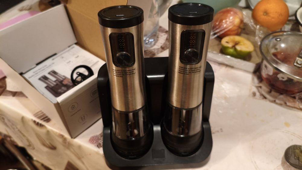 Набор электрических мельниц для соли и перца.