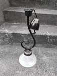 Mała lampa wisząca z kloszem gięty metal