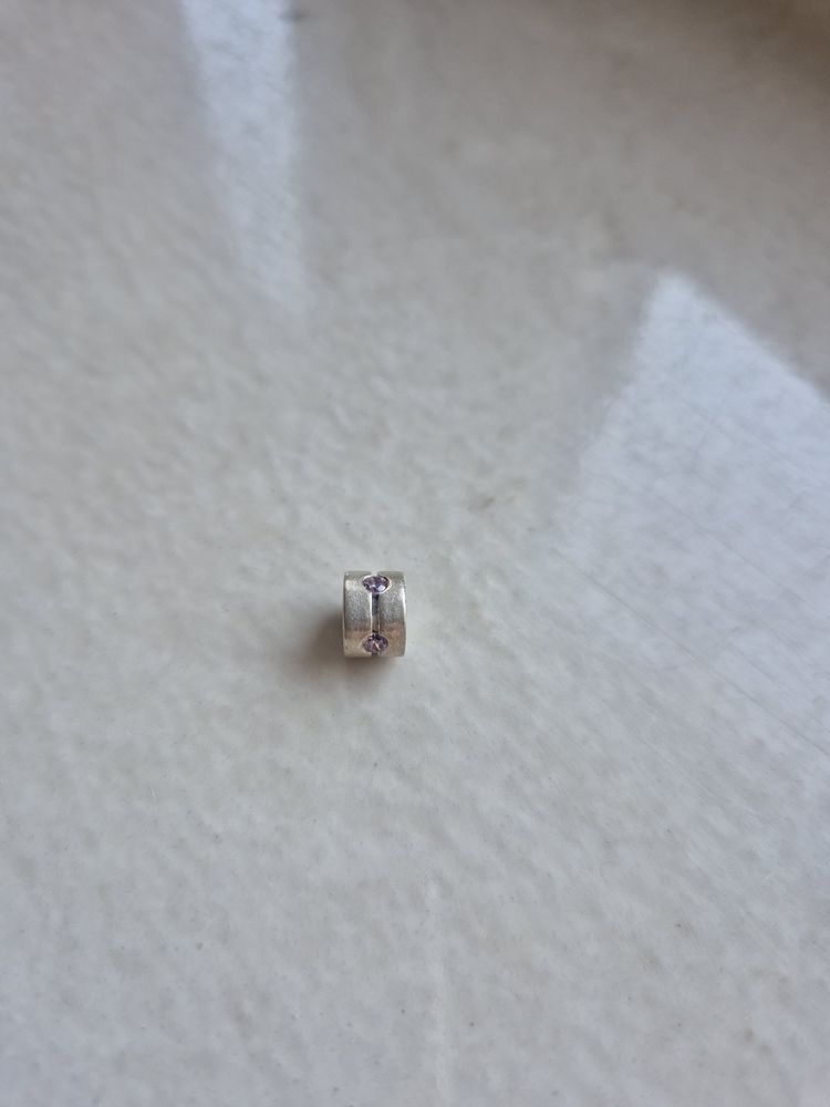 Charms Pandora z różowymi oczkami
