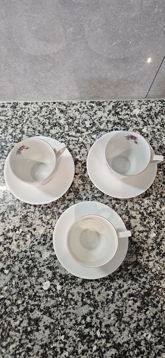 3 filizanki z podstawkami