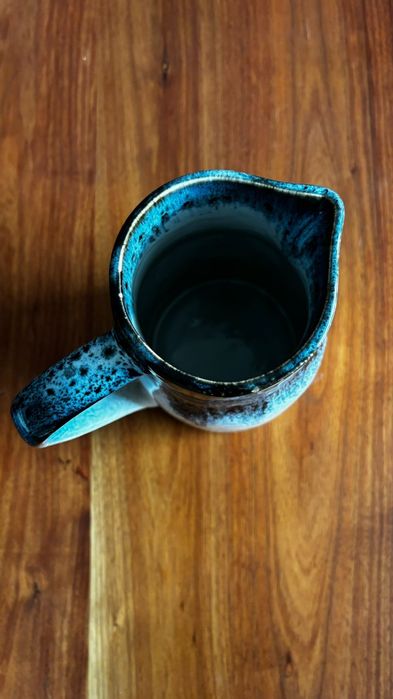 7 pratos de sobremesa e uma caneca