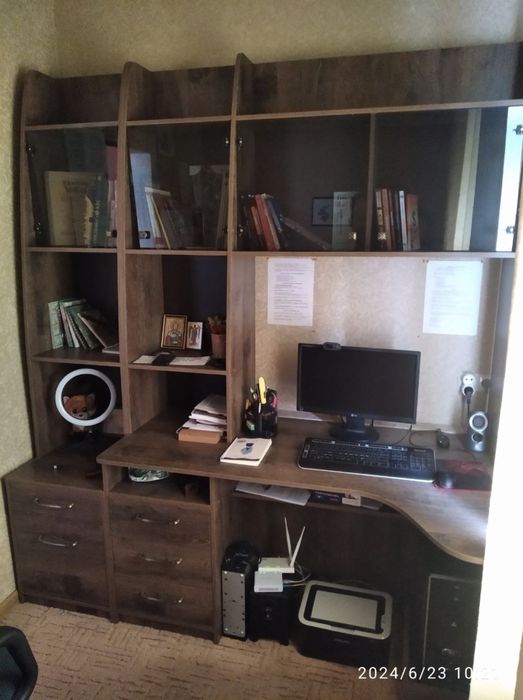 Шикарный компьютерный стол плюс книжный шкаф