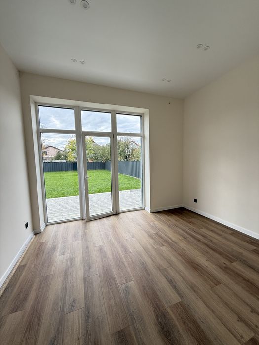 Продам сучасний будинок у передмісті. Ніхто не проживав