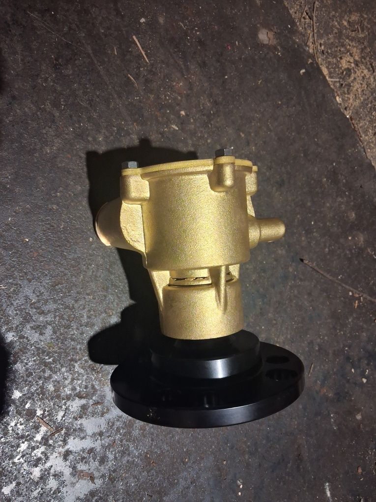 Pompa wody zaburtowej volvo penta v8