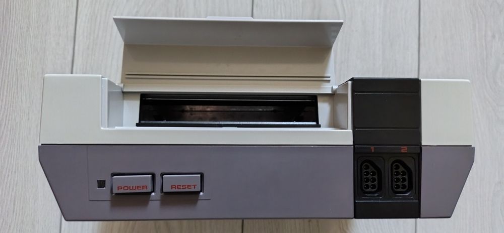 Konsola Nintendo NES + pad + zasilacz + AV + 3 gry Tetris, Super Mario