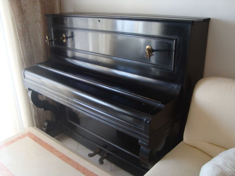 Piano vertical em bom estado