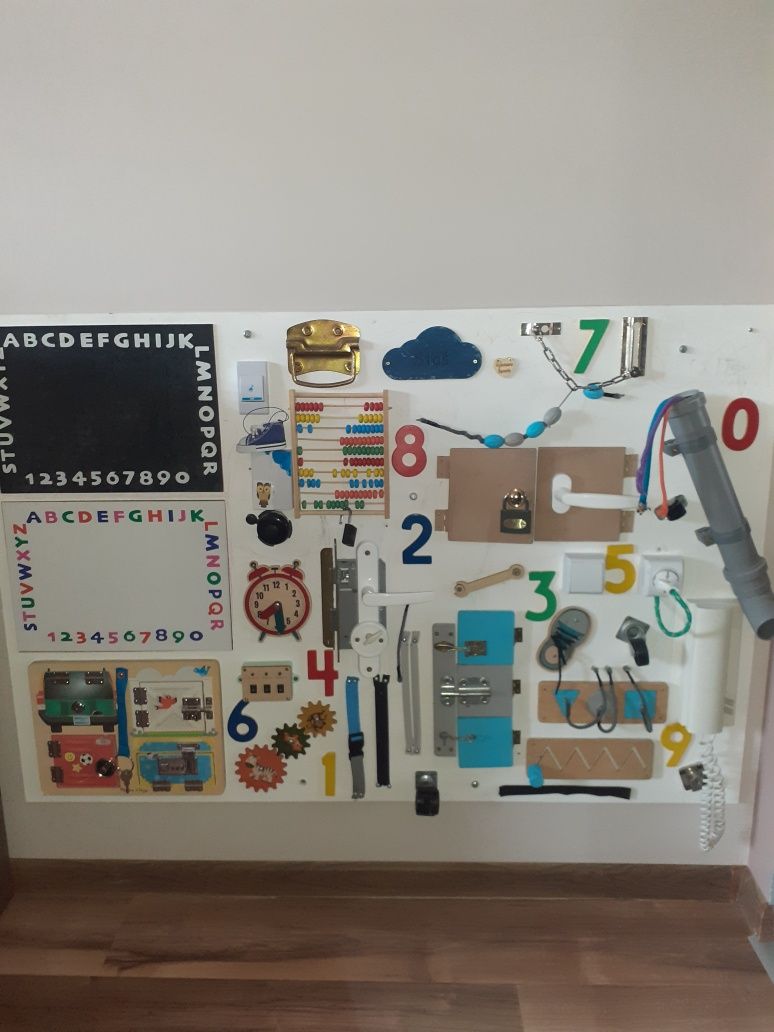 Ogromna tablica manipulacyjna edukacyjna na ścianę
