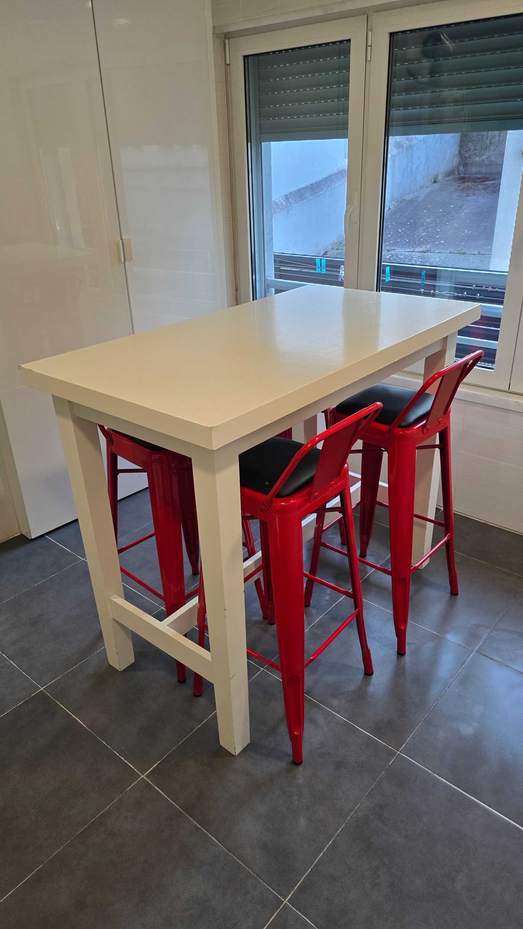 Mesa alta com 4 bancos