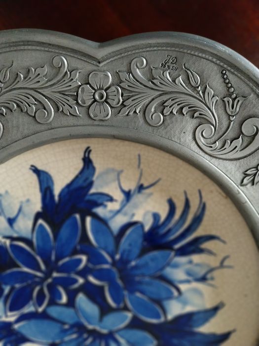 Prato decorativo em ceramica e estanho J. Dores