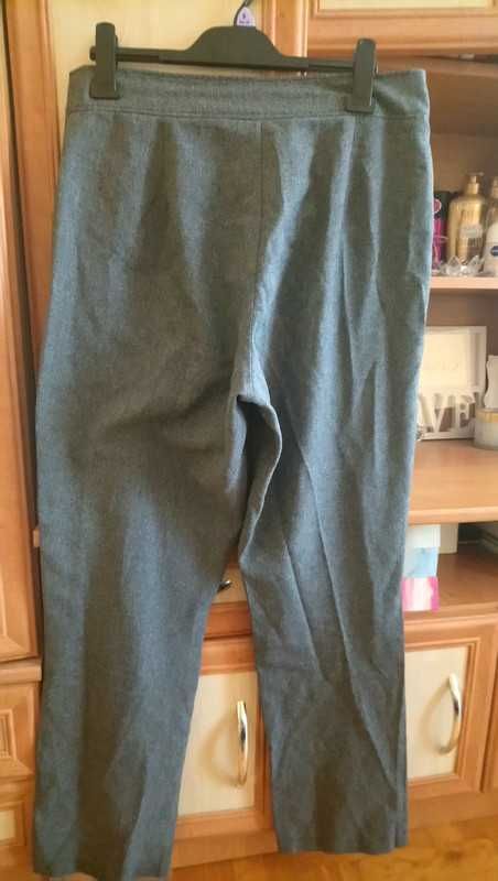 Szare materiałowe markowe spodnie w rozmiarze 2XL/44