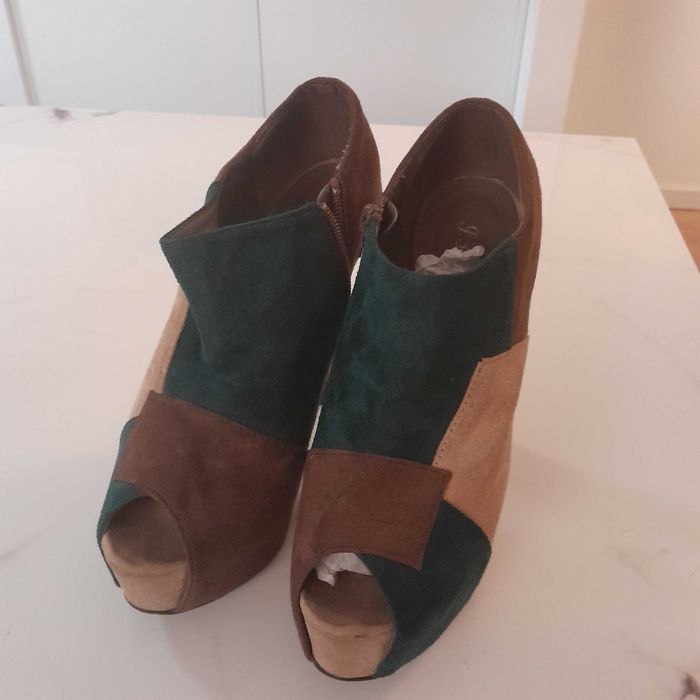 Sapatos castanho e verdes, com abertura à frente (tamanho 38)