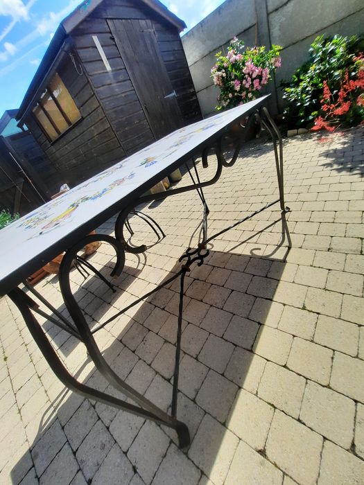 mesa em ferro forjado com azulejos.