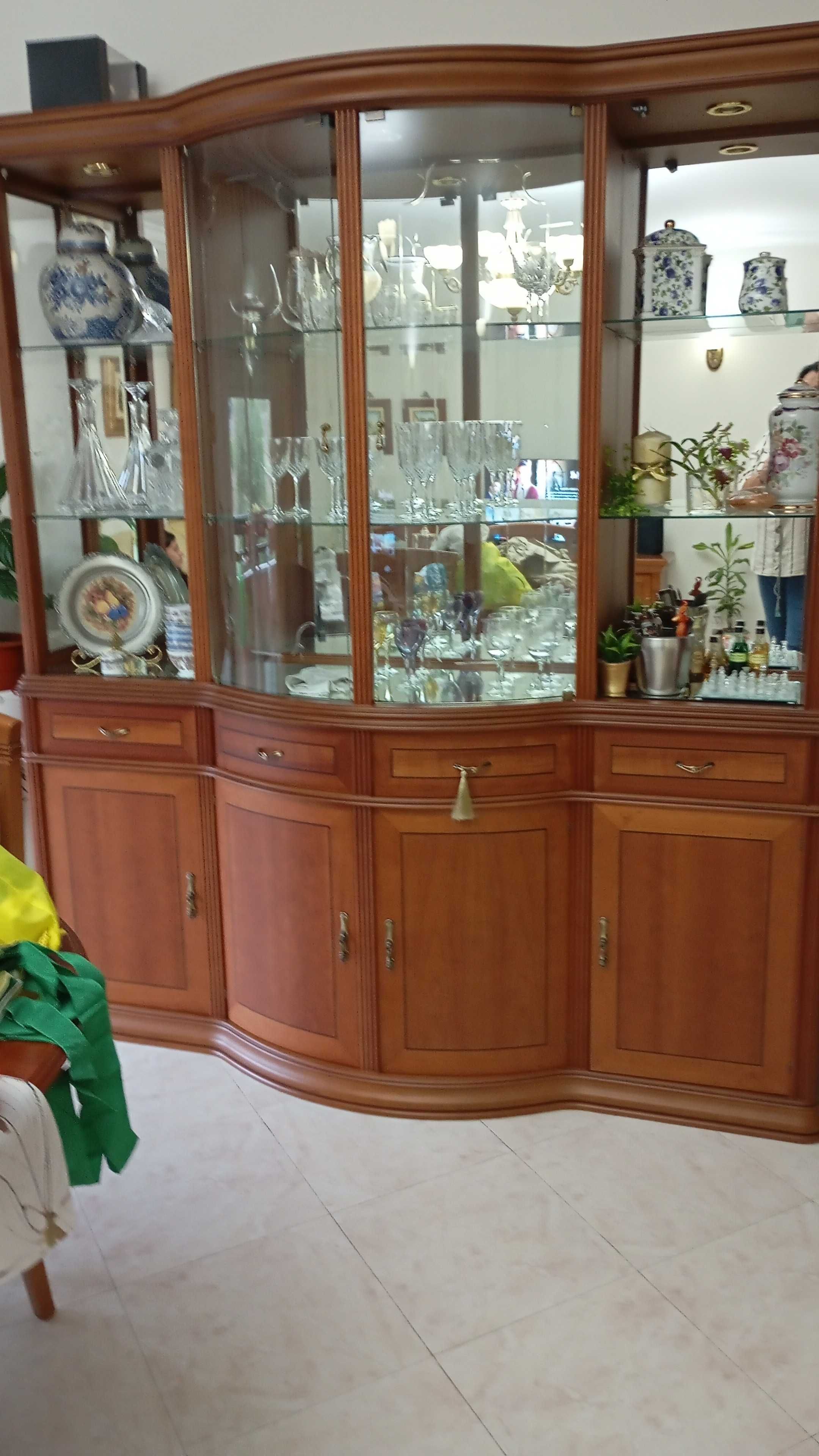 Móvel de sala com cristaleira