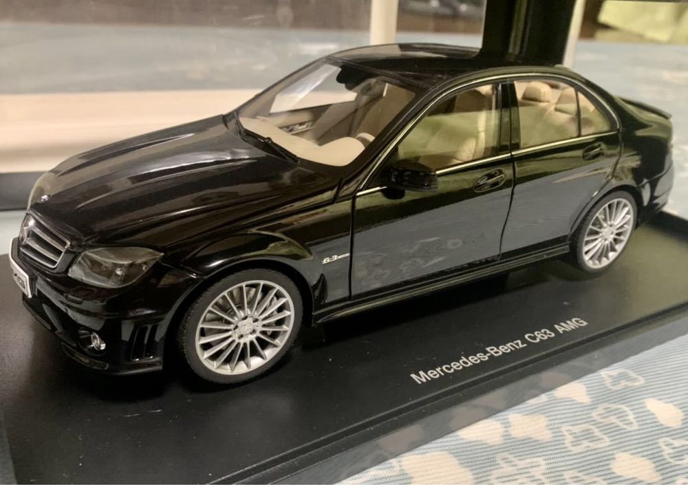 Модель 1/18 AUTOart Mercedes-Benz (W204) C63 AMG