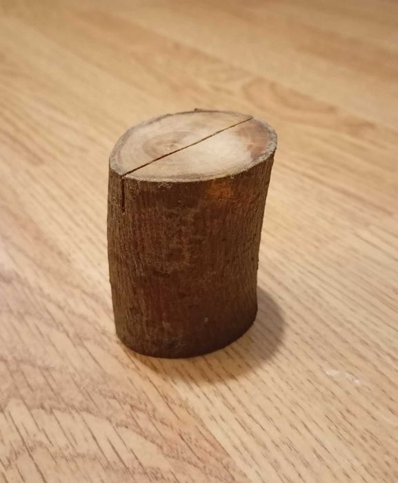 Drewniane podstawki pod winietki na wesele