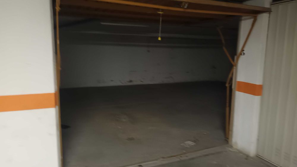 Garagem fechada Massamá