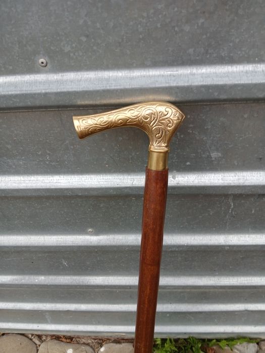 Латунні фігурки і вішачки.