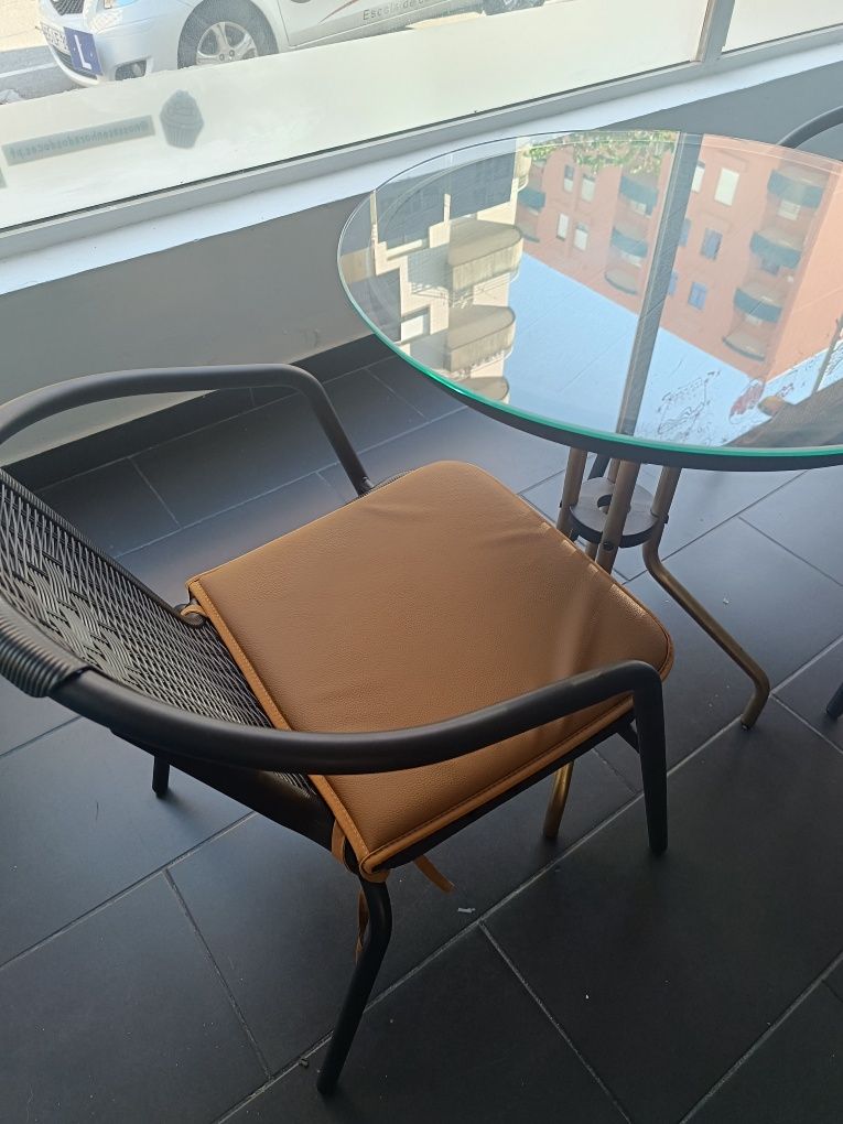 Mesa e 2 cadeiras