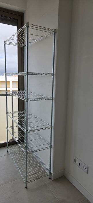 Estantes em metal: a forma ideal de organizar o seu espaço