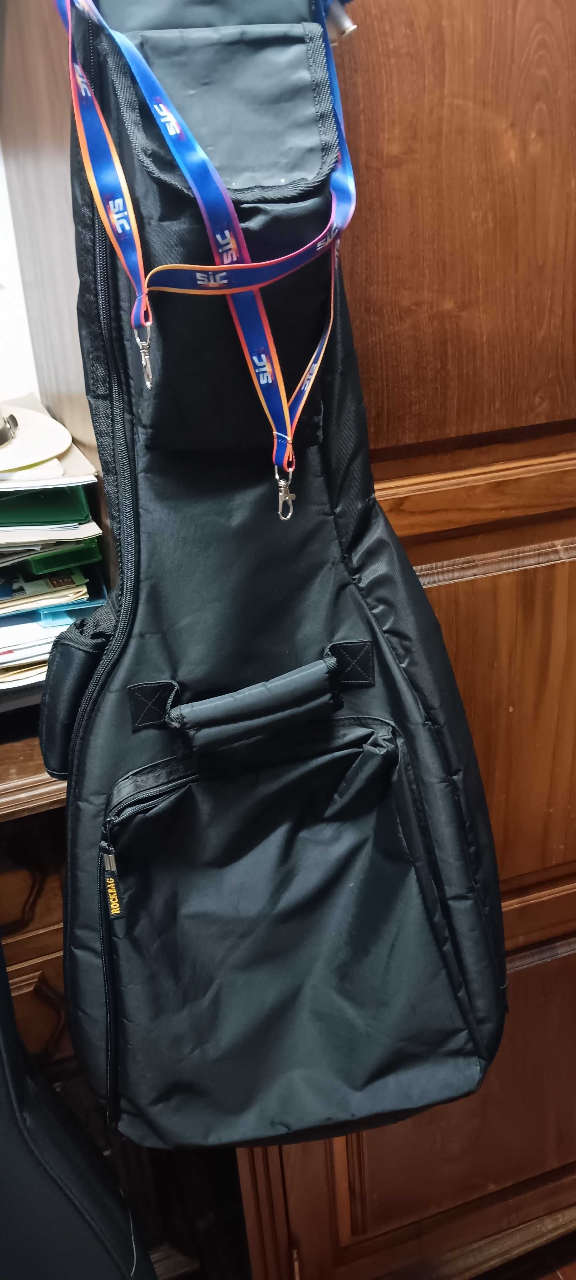 Estojo de guitarra clássica, com várias bolsas para acessórios.
