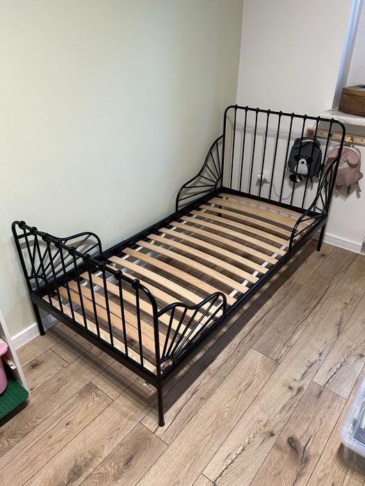 łóżko Ika Minen białe i czarne  rozsuwane rosnące