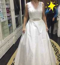 Vestido de noiva estilo princesa e véu