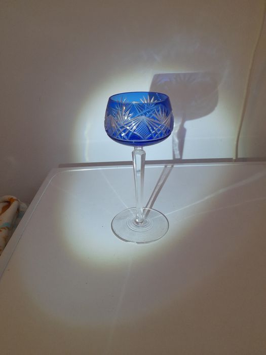 Niebieski kryształowy kieliszek