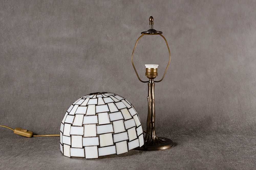 Mosiężna lampa stołowa w stylu Tiffany, z kloszem witrażowym