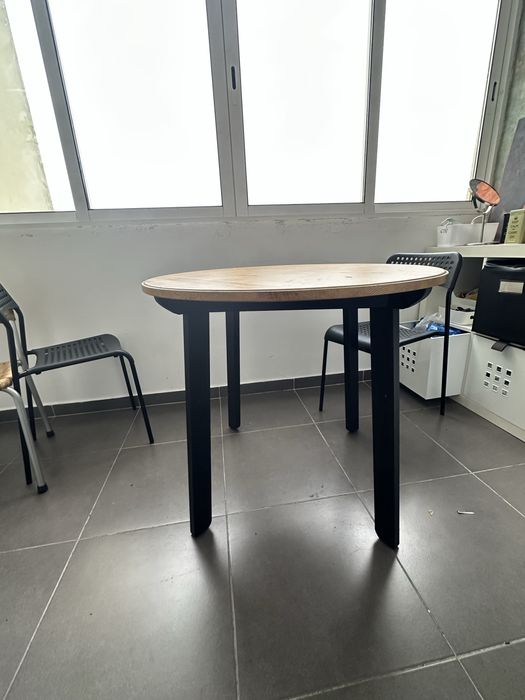 Conjunto mesas e cadeiras