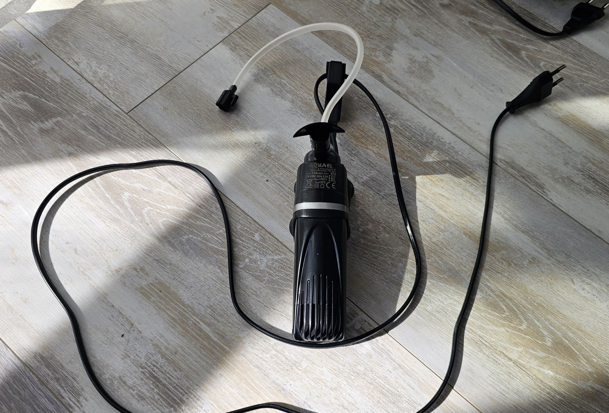Akwarium 35L, oświetlenie LED, filtr Aquael, duże dekoracje, stan 5+