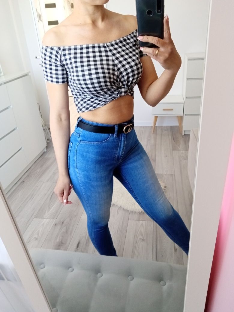 Crop top prettylittlething z węzłem hiszpanka XS S M