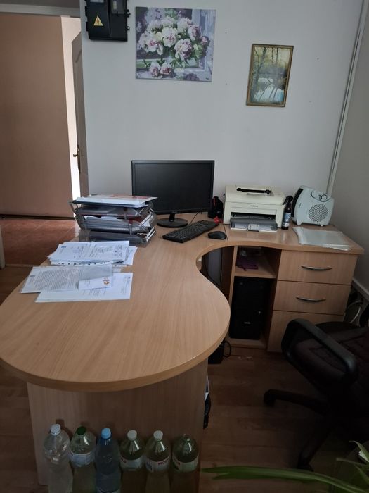 Продається офісний стіл світлого відтінку