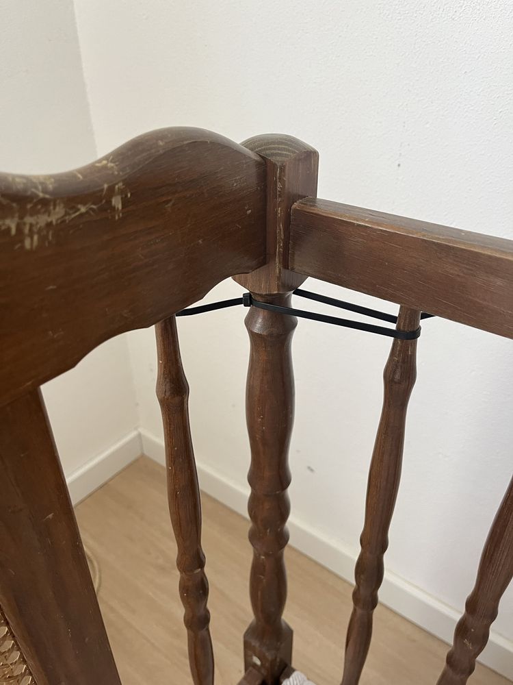 Berço/ cama de grades de madeira e palhinha para restaurar