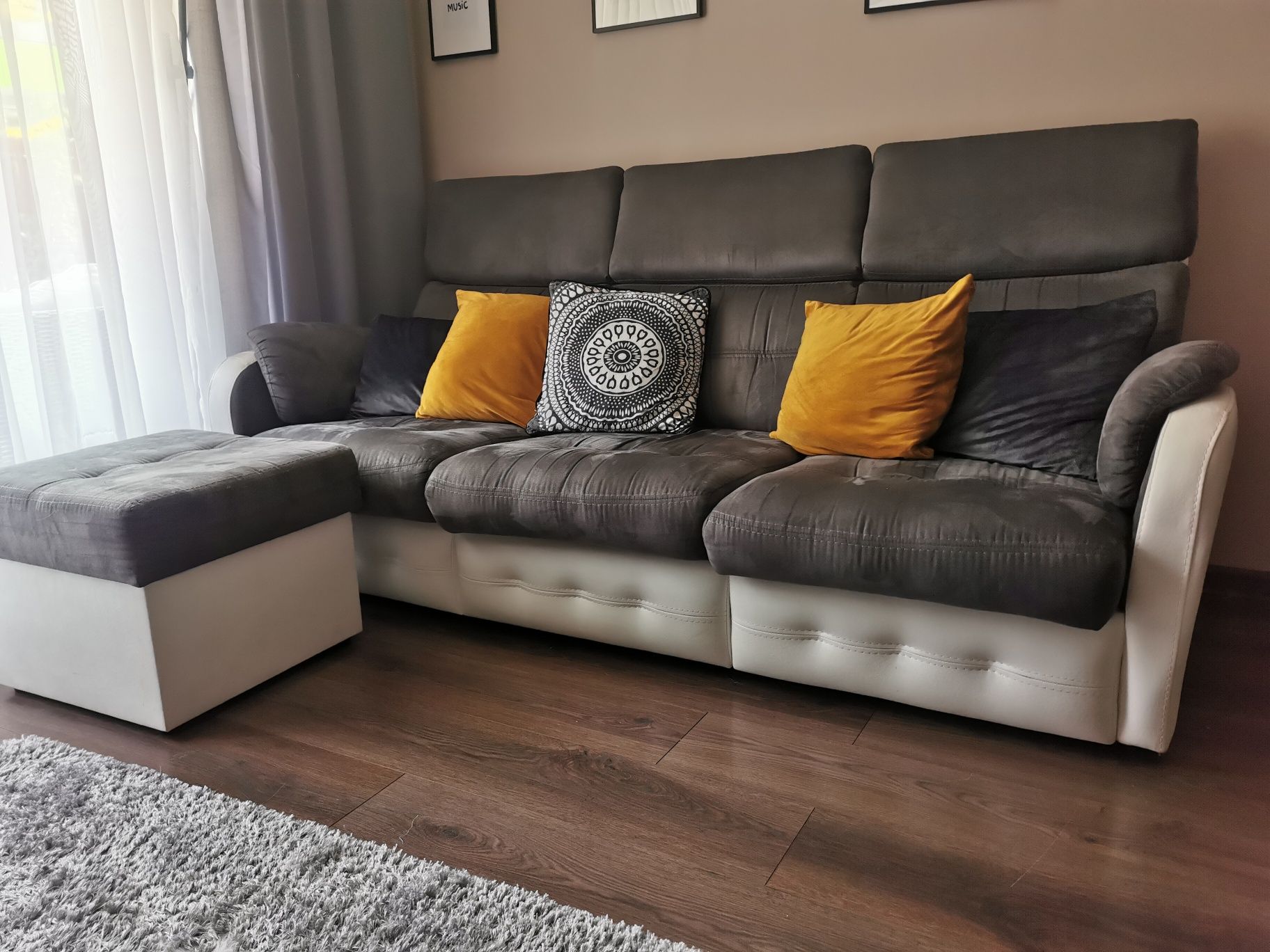 3-osobowa sofa z pufą